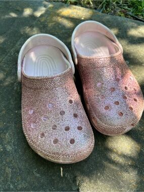CROCS Kids Glitter Clogs in Rose Pink